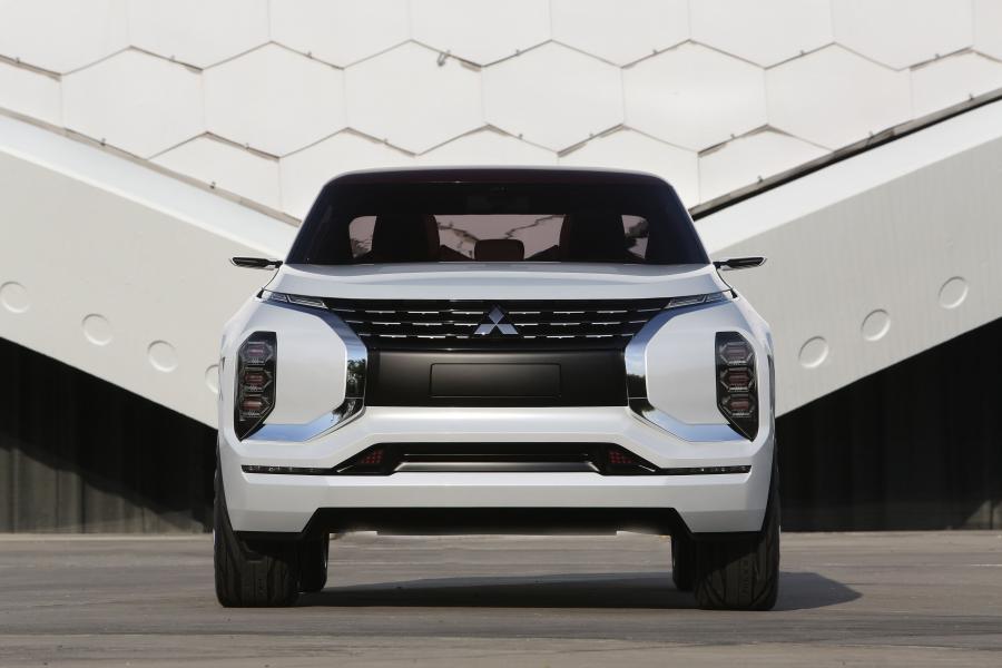  Mitsubishi GT-PHEV Concept 2016 года  (фото 19 из 30)